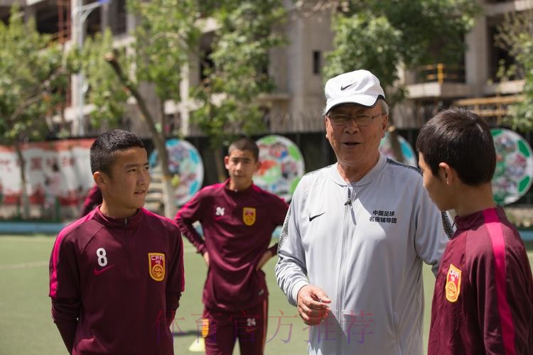 名宿辅导团助力新疆青少年足球发展